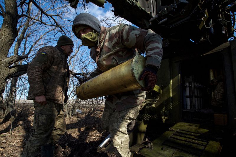 &copy; Reuters. Soldados carregam armamentos antes de ataque a tropas russas, em Bakhmut, Ucrânia
05/03/2023
REUTERS/Anna Kudriavtseva