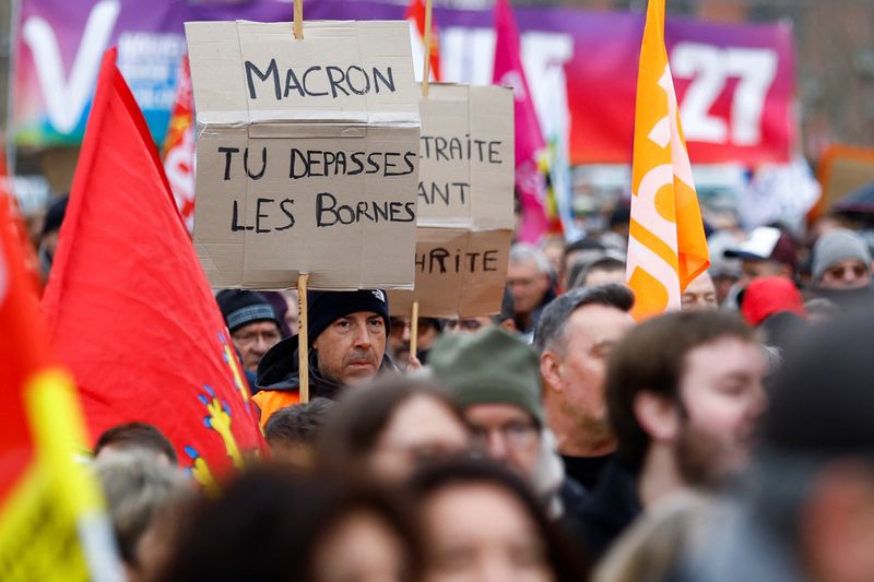 &copy; Reuters. Manifestanti protestano per il sesto giorno consecutivo contro la riforma delle pensioni proposta dal governo Macron, in Francia. REUTERS/Gonzalo Fuentes
