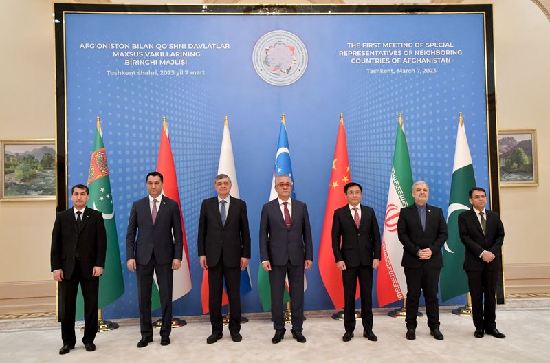 © Reuters. Deputy Foreign Minister of Turkmenistan Vepa Hajiyev, Head of the Department of Strategic Studies of the Ministry of Foreign Affairs of Tajikistan Vafo Niyatbekzoda, Special Representative of President of Russia Zamir Kabulov, Special Representative of President of Uzbekistan Ismatulla Irgashev, Special Representative of the Ministry of Foreign Affairs of China Yue Xiaoyong, Special Representative of President of Iran Hassan Kazemi Qomi and Deputy Foreign Minister of Pakistan Syed Ahsan Raza Shah pose for a picture during a meeting of special representatives of neighbouring countries of Afghanistan, in Tashkent, Uzbekistan, March 7, 2023. Foreign Ministry of Uzbekistan/Handout via REUTERS