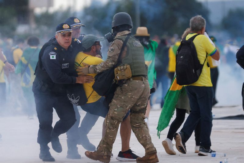 &copy; Reuters. Apoiador do ex-presidente Jair Bolsonaro é detido durante invasão dos Três Poderes em 8 de janeiro
08/01/2023
REUTERS/Adriano Machado