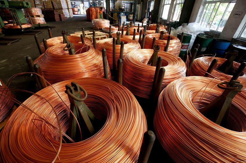 &copy; Reuters. FOTO DE ARCHIVO: Varillas de cobre se ven en la fábrica de cables Truong Phu en el norte de la provincia de Hai Duong, en las afueras de Hanói