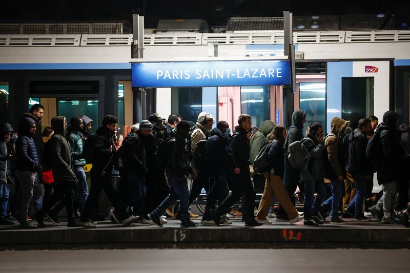 &copy; Reuters. Passageiros desembarcam de trem durante dia de greve, em Paris, França
07/03/2023
REUTERS/Benoit Tessier 