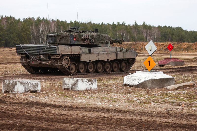 © Reuters. FILE PHOTO: A tank is pictured as Polish President Andrzej Duda and Minister of National Defence Mariusz Blaszczak visit the 10th Armoured Cavalry Brigade to meet with Polish instructors and Ukrainian soldiers training on Leopard 2 A4 tanks in Swietoszow, Poland February 13, 2023. REUTERS/Kacper Pempel/File Photo