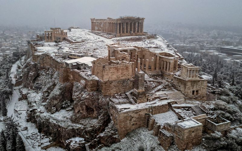 &copy; Reuters. FILE PHOTO: A view of the Parthenon temple atop the Acropolis hill, during snowfall in Athens, Greece, February 6, 2023. REUTERS/Alkis Konstantinidis/