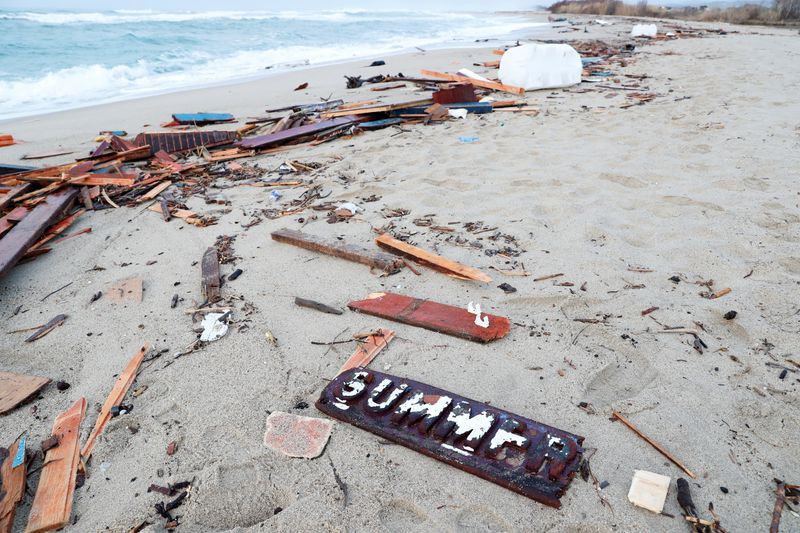 &copy; Reuters. FILE PHOTO: Debris from the ship is found in the aftermath of a deadly migrant shipwreck in Steccato di Cutro near Crotone, Italy, February 28, 2023. REUTERS/Remo Casilli/File Photo