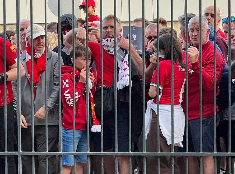 &copy; Reuters. Torcedores do Liverpool aguardam para entrar no Stade de France, em Paris, França
28/05/2022 
REUTERS/Fernando Kallas