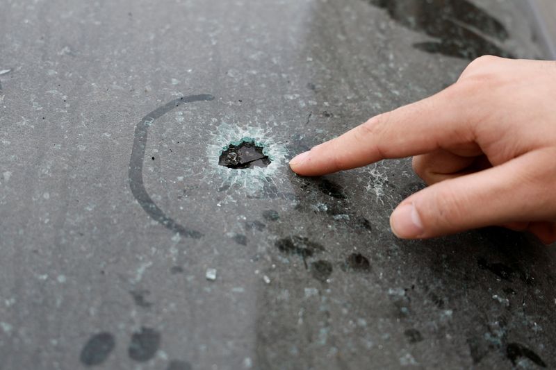 &copy; Reuters. Palestino Omar Khalifa mostra buraco de bala em seu carro em Huwara
07/03/2023
REUTERS/Raneen Sawafta