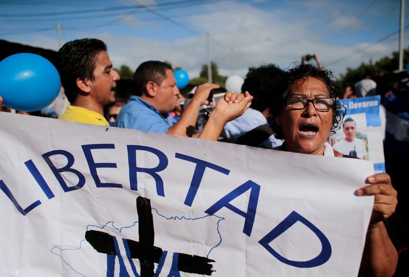 &copy; Reuters. Manifestante cobra liberdade para presos políticos na Nicarágua 
19/06/2019
REUTERS/Oswaldo Rivas/File Photo