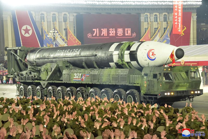 © Reuters. Míssil exibido durante desfile militar para marcar 75º aniversário de fundação do exército da Coréia do Norte, em Pyongyang
08/02/2023
KCNA via Reuters