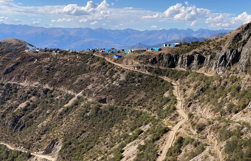 © Reuters. FOTO DE ARCHIVO: Una vista muestra una vivienda improvisada cerca de un área donde cientos de mineros artesanales han encontrado una rica veta de cobre, en las colinas de Tapairihua en los Andes de Perú. 18 de octubre, 2022. REUTERS/Marco Aquino/Archivo