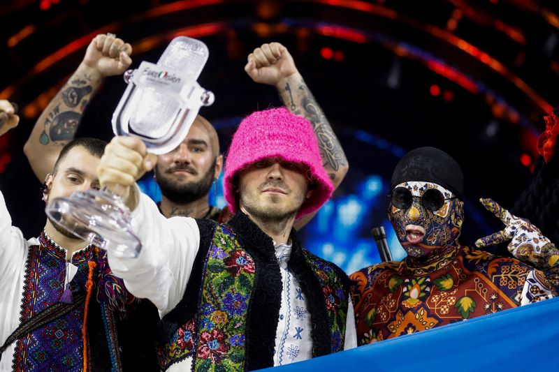 &copy; Reuters. Banda ucraniana Kalush Orchestra posa após vencer o Eurovision 2022, em Turim, Itália
15/05/2022
REUTERS/Yara Nardi