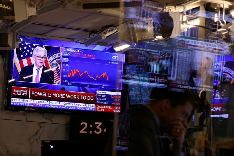 © Reuters. FILE PHOTO: Federal Reserve Board Chairman Jerome Powell appears on a screen on the trading floor of the New York Stock Exchange (NYSE) during a news conference following a Fed rate announcement, in New York City, U.S., February 1, 2023. REUTERS/Andrew Kelly/File Photo