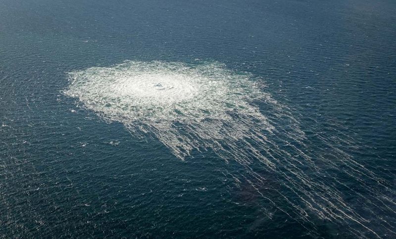 © Reuters. FILE PHOTO: Gas bubbles from the Nord Stream 2 leak reaching surface of the Baltic Sea in the area shows a disturbance of well over one kilometre in diameter near Bornholm, Denmark, September 27, 2022.  Danish Defence Command/Handout via REUTERS