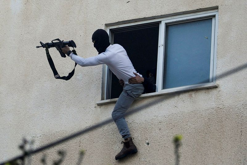 © Reuters. Palestinians clash with Israeli troops during an Israeli army raid in Jenin in the Israeli-Occupied West Bank March 7, 2023. REUTERS/Raneen Sawafta   