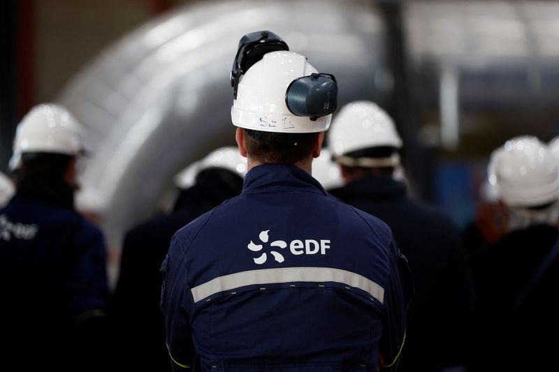 &copy; Reuters. Le logo EDF sur le dos d'un employé lors d'une visite à la centrale nucléaire de Penly à Petit-Caux, près de Dieppe, en France, le 9 décembre 2022. /REUTERS/Benoit Tessier