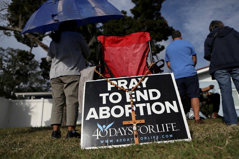 &copy; Reuters. FILE PHOTO: Anti-abortion activists representing their Catholic belief pray with other parishioners and protesters while they shout at patients arriving outside of the Bread and Roses Woman's Health Center, a clinic that provides abortions in Clearwater, 
