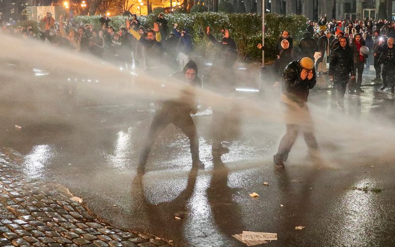 &copy; Reuters. Política usa jatos d'água contra manifestantes em Tbilisi
07/03/2023
REUTERS/Irakli Gedenidze