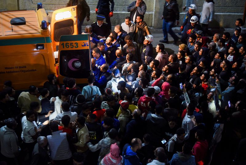 © Reuters. أشخاص يتجمعون حول سيارة إسعاف تقل مصابين بموقع حادث انحراف قطار عن القضبان في مدينة قليوب بمحافظة القليوبية يوم الثلاثاء. تصوير: شكري حسين - رويترز.