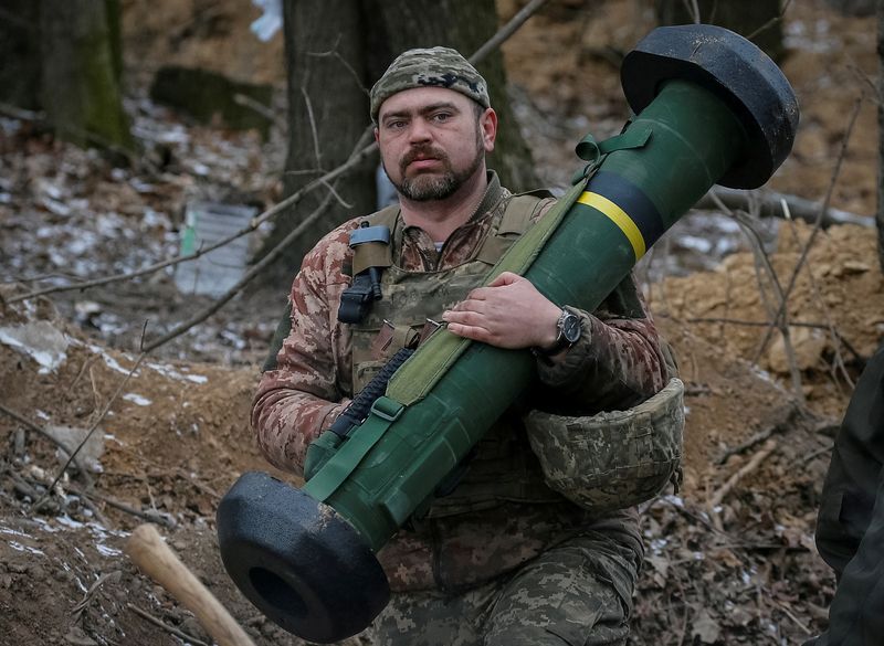 © Reuters. FILE PHOTO: A Ukrainian service member holds a Javelin missile system at a position on the front line in the north Kyiv region, Ukraine March 13, 2022. REUTERS/Gleb Garanich/File Photo