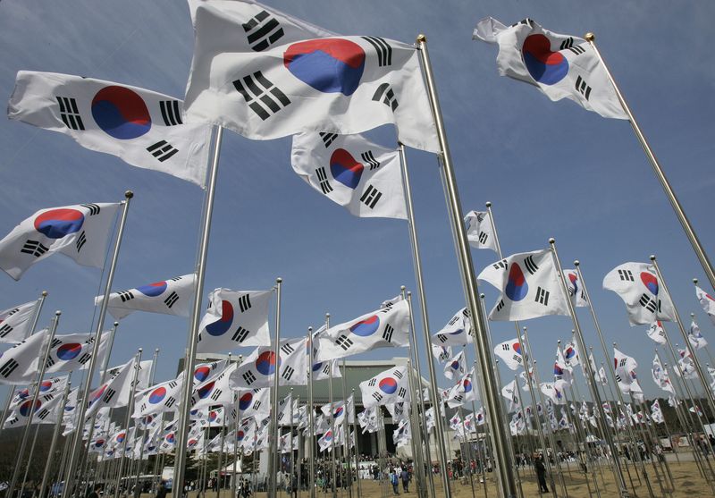 &copy; Reuters. 　３月８日、韓国は日米豪印４カ国の協力枠組み「クアッド」の作業部会参加に向けた取り組みを加速させる方針だと、聯合ニュースが、政府高官の話として報じた。写真は韓国の旗。同国