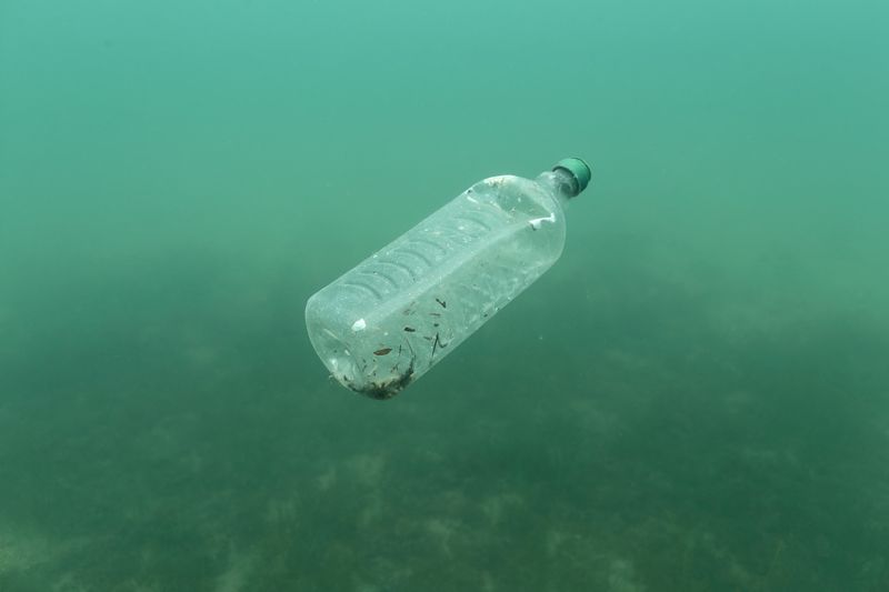 &copy; Reuters. FILE PHOTO: A plastic bottle is seen floating in an Adriatic sea of the island Mljet, Croatia, May 30, 2018. Picture taken May 30, 2018. REUTERS/Antonio Bronic