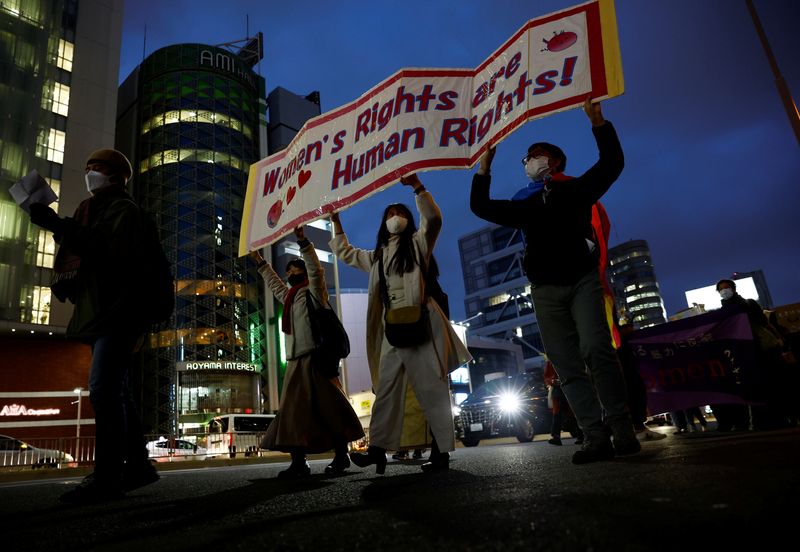 &copy; Reuters. مشاركون في مسيرة يحملون لافتة تدعو للمساواة بين الجنسين في اليوم العالمي للمرأة في طوكيو يوم الأربعاء. تصوير: كيم كيونج هون - رويترز.