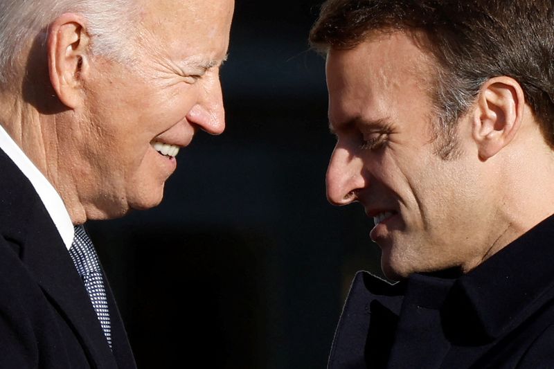&copy; Reuters. Le président américain Joe Biden et Emmanuel Macron lors d'une cérémonie à la Maison Blanche. /Photo prise le 1er décembre 2022/REUTERS/Jonathan Ernst