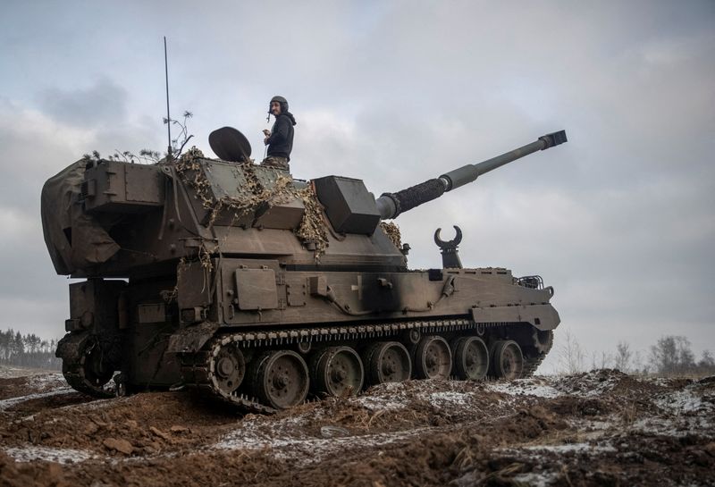 &copy; Reuters. FILE PHOTO: Ukrainian servicemen prepare a Polish self-propelled howitzer Krab to fire toward Russian positions, amid Russia's attack on Ukraine, on a frontline in Donetsk region, Ukraine January 17, 2023. REUTERS/Oleksandr Ratushniak/File Photo