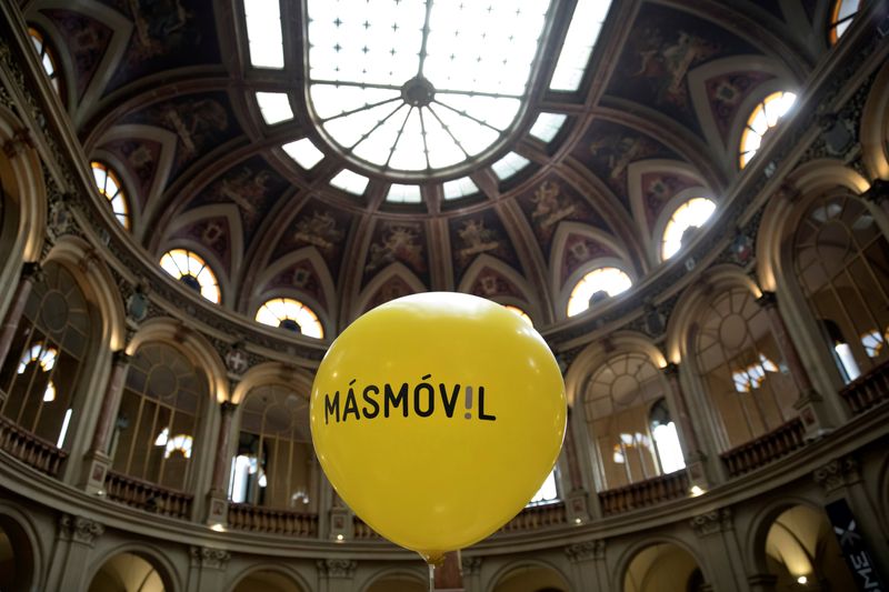 &copy; Reuters. FOTO DE ARCHIVO: Un globo con el logotipo de MásMóvil en el interior de la Bolsa de Madrid, España, el 14 de julio de 2017. REUTERS/Juan Medina