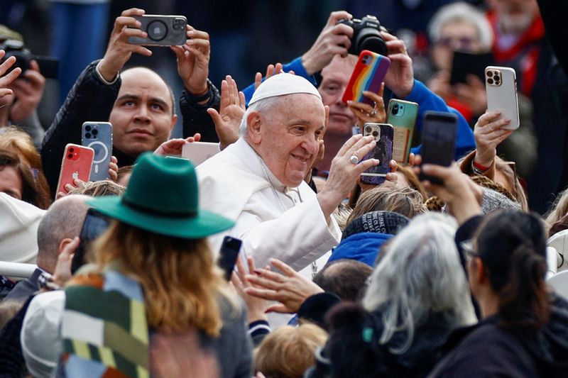 &copy; Reuters. Pope Francis greets people as he attends the weekly general audience in St. Peter's square at the Vatican, March 8, 2023. REUTERS/Guglielmo Mangiapane