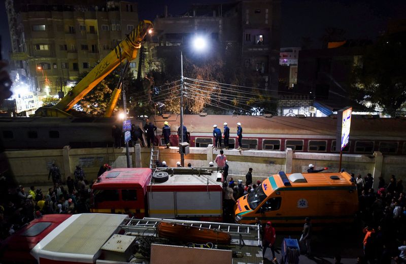 © Reuters. أشخاص يتجمعون وهم يتابعون مشهد تحطم قطار في مدينة قليوب شمال القاهرة يوم الثلاثاء. تصوير: شكري حسين - رويترز.