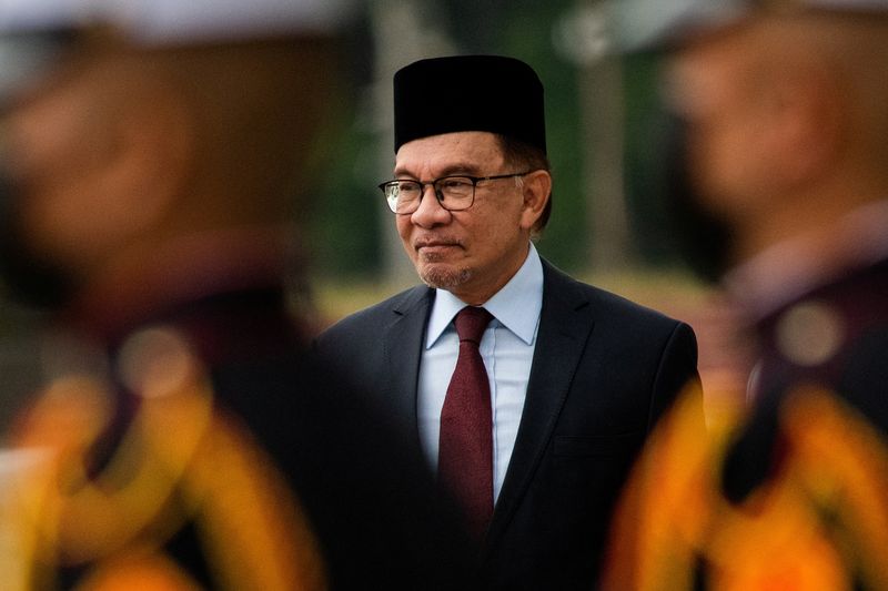 © Reuters. FILE PHOTO: Malaysian Prime Minister Anwar Ibrahim attends a wreath-laying ceremony at Rizal Park, in Manila, Philippines, March 2, 2023. REUTERS/Lisa Marie David