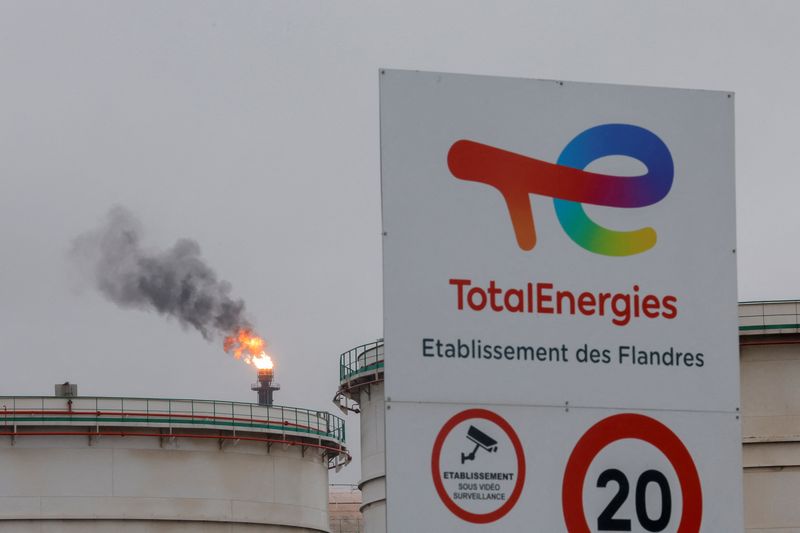 &copy; Reuters. El logotipo de la compañía francesa de petróleo y gas TotalEnergies en el depósito de combustible de TotalEnergies en Mardyck, cerca de Dunkerque, mientras Francia se enfrenta al sexto día nacional de huelga y protestas contra el plan de reforma de l