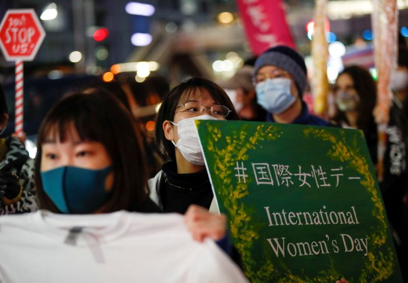 &copy; Reuters. Manifestantes participan en una marcha para pedir la igualdad de género y protestar contra la discriminación de género, con motivo del Día Internacional de la Mujer en Tokio, Japón, 8 de marzo de 2021.  REUTERS/Issei Kato