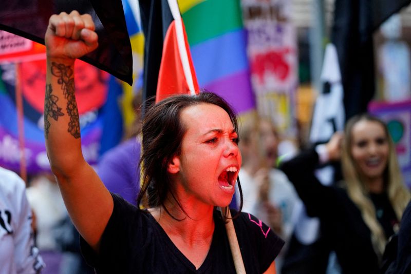 &copy; Reuters. Un manifestante urla slogan durante una manifestazione per la Giornata internazionale della donna a Melbourne, Australia, 8 marzo 2023.  REUTERS/Sandra Sanders