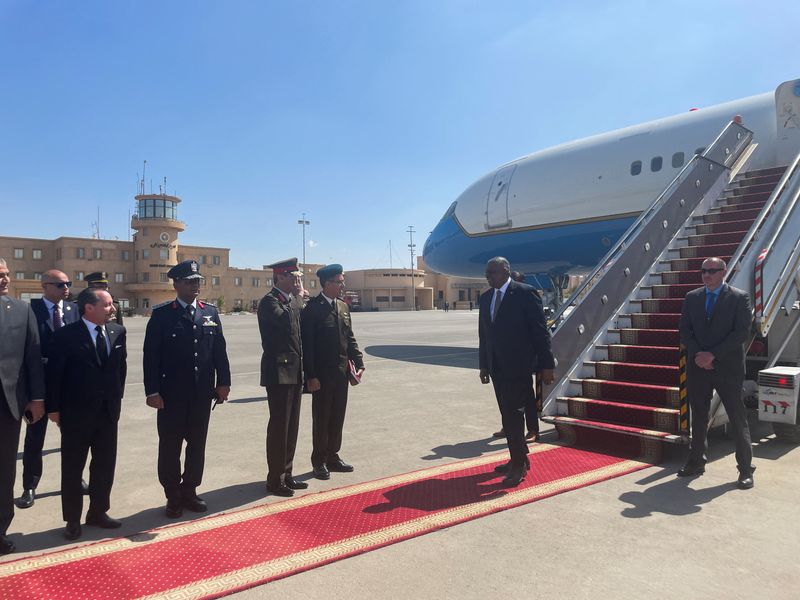 © Reuters. U.S. Defense Secretary Lloyd Austin lands in Cairo, Egypt, March 8, 2023. REUTERS/Idrees Ali