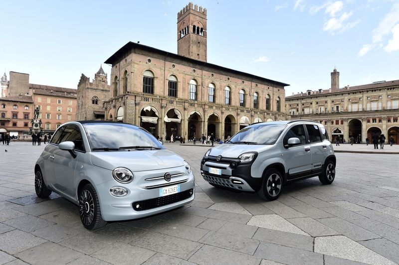 © Reuters. FILE PHOTO: New Fiat Panda and Fiat 500 mild-hybrid cars are seen in piazza Maggiore, in Bologna, Italy, February 4, 2020. REUTERS/Flavio Lo Scalzo/File Photo