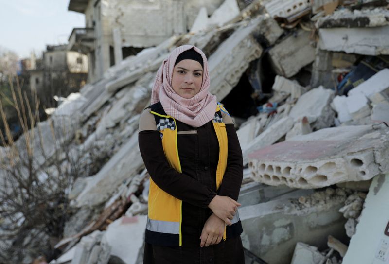 &copy; Reuters. سلام محمود المتطوعة في منظمة الخوذ البيضاء السورية تقف على أنقاض مبنى تضرر جراء الزلزال المدمر الذي وقع الشهر الماضي في إدلب بسوريا بتاريخ 