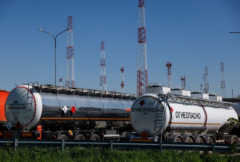 &copy; Reuters. FILE PHOTO: Petrol trucks are parked at Volodarskaya LPDS production facility owned by Transneft oil pipeline operator in the village of Konstantinovo in the Moscow region, Russia June 8, 2022. REUTERS/Maxim Shemetov/File Photo