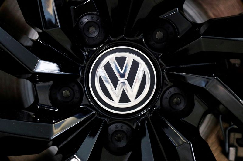 &copy; Reuters. Il logo della casa automobilistica tedesca Volkswagen è visibile su un cerchione in uno showroom di un concessionario Volkswagen a Bruxelles, Belgio, 9 luglio 2020. REUTERS/Francois Lenoir/