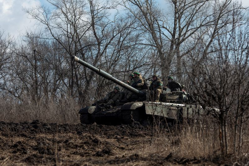 &copy; Reuters. Militares ucranianos em cima de um tanque na linha de frente em Bakhmut, Ucrânia
04/03/2023
REUTERS/Oleksandr Ratushniak