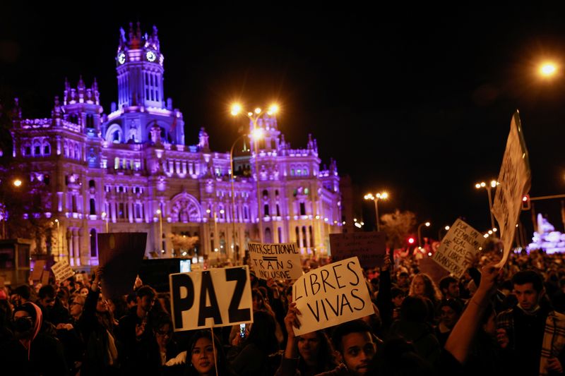 &copy; Reuters. El Ayuntamiento de Madrid se ilumina de morado mientras la gente participa en una protesta para conmemorar el Día Internacional de la Mujer en Madrid, España, 8 de marzo de 2022. REUTERS/Susana Vera