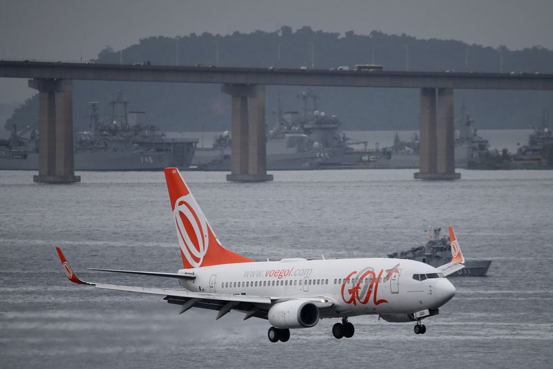 © Reuters. FILE PHOTO: A Boeing 737-700 airplane of Brazilian airlines GOL Linhas Aereas prepares to land at Santos Dumont airport in Rio de Janeiro, Brazil March 21, 2019. Picture taken March 21, 2019. REUTERS/Sergio Moraes