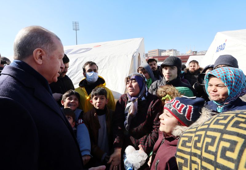 &copy; Reuters. Presidente turco, Tayyip Erdogan, se encontra com sobreviventes de terremoto no país, em Kahramanmaras, Turquia
08/02/2023
Murat Cetinmuhurdar/Escritório Presidencial de Imprensa/Disponibilizado via REUTERS