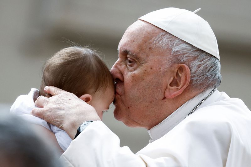 &copy; Reuters. Papa Francisco beija bebê na Praça São Pedro, no Vaticano
08/03/2023
REUTERS/Guglielmo Mangiapane