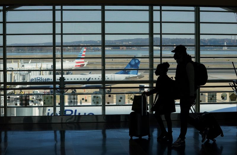 &copy; Reuters. مسافرون يسيرون في مطار رونالد ريجان في الولايات المتحدة يوم 20 ديسمبر كانون الأول 2022. تصوير: كيفن لامارك - رويترز.
