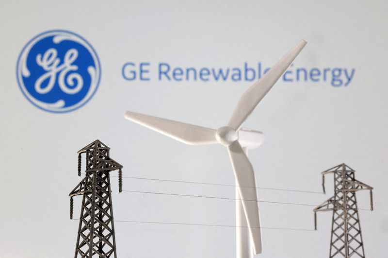 &copy; Reuters. FILE PHOTO: Miniatures of windmill and electric pole are seen in front of General Electric logo in this illustration taken January 17, 2023. REUTERS/Dado Ruvic/Illustration/File Photo