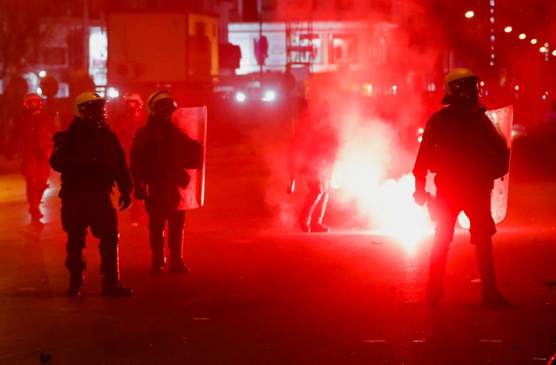 © Reuters. Riot police take position during a demonstration following the fatal collision of two trains, in Thessaloniki, Greece, March 8, 2023. REUTERS/Murad Sezer