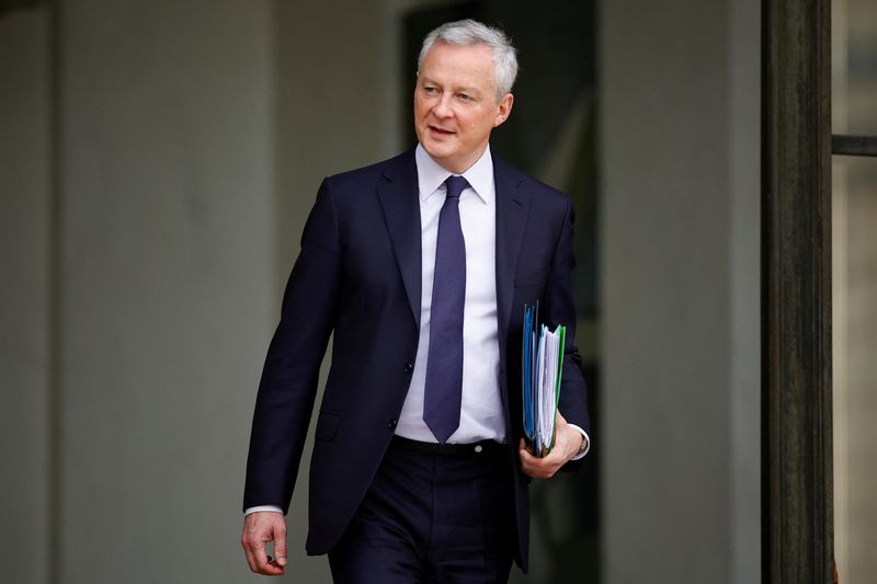 &copy; Reuters. Le ministre français de l'Économie, des Finances, de l'Industrie et de la Sécurité numérique, Bruno Le Maire, quitte le Palais de l'Élysée après la réunion hebdomadaire du cabinet, à Paris, France, le 15 février 2023./REUTERS/Sarah Meyssonnier