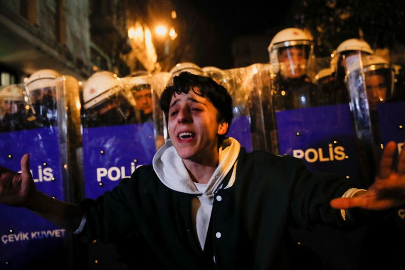 &copy; Reuters. A person reacts in front of riot police during a rally to mark International Women's Day, in Istanbul, Turkey March 8, 2023. REUTERS/Dilara Senkaya